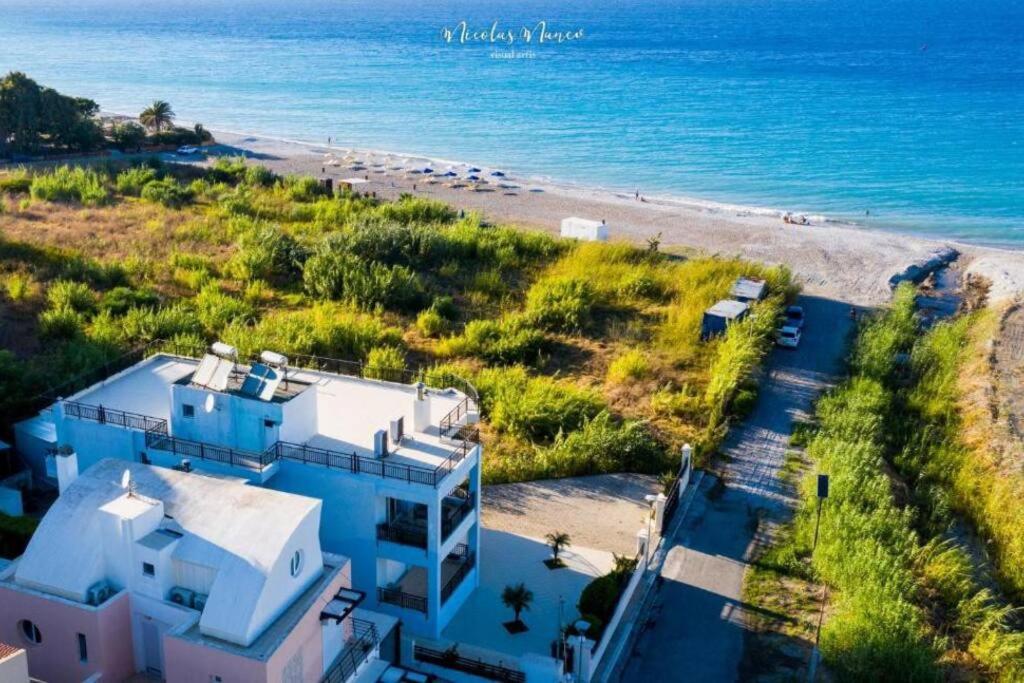 White&Blue Luxury Suites イアリソス エクステリア 写真