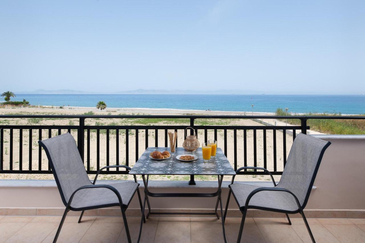 White&Blue Luxury Suites イアリソス エクステリア 写真