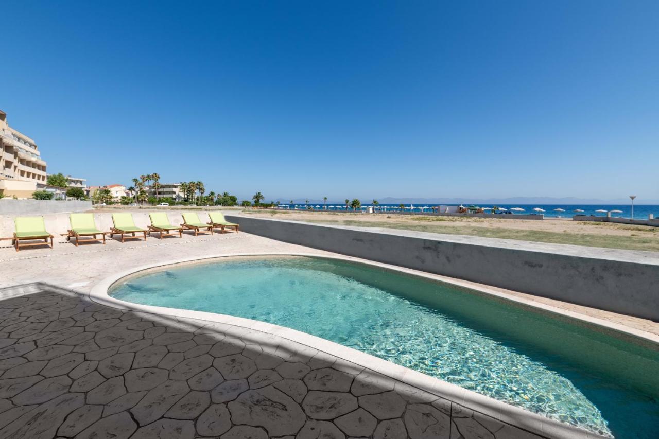 White&Blue Luxury Suites イアリソス エクステリア 写真