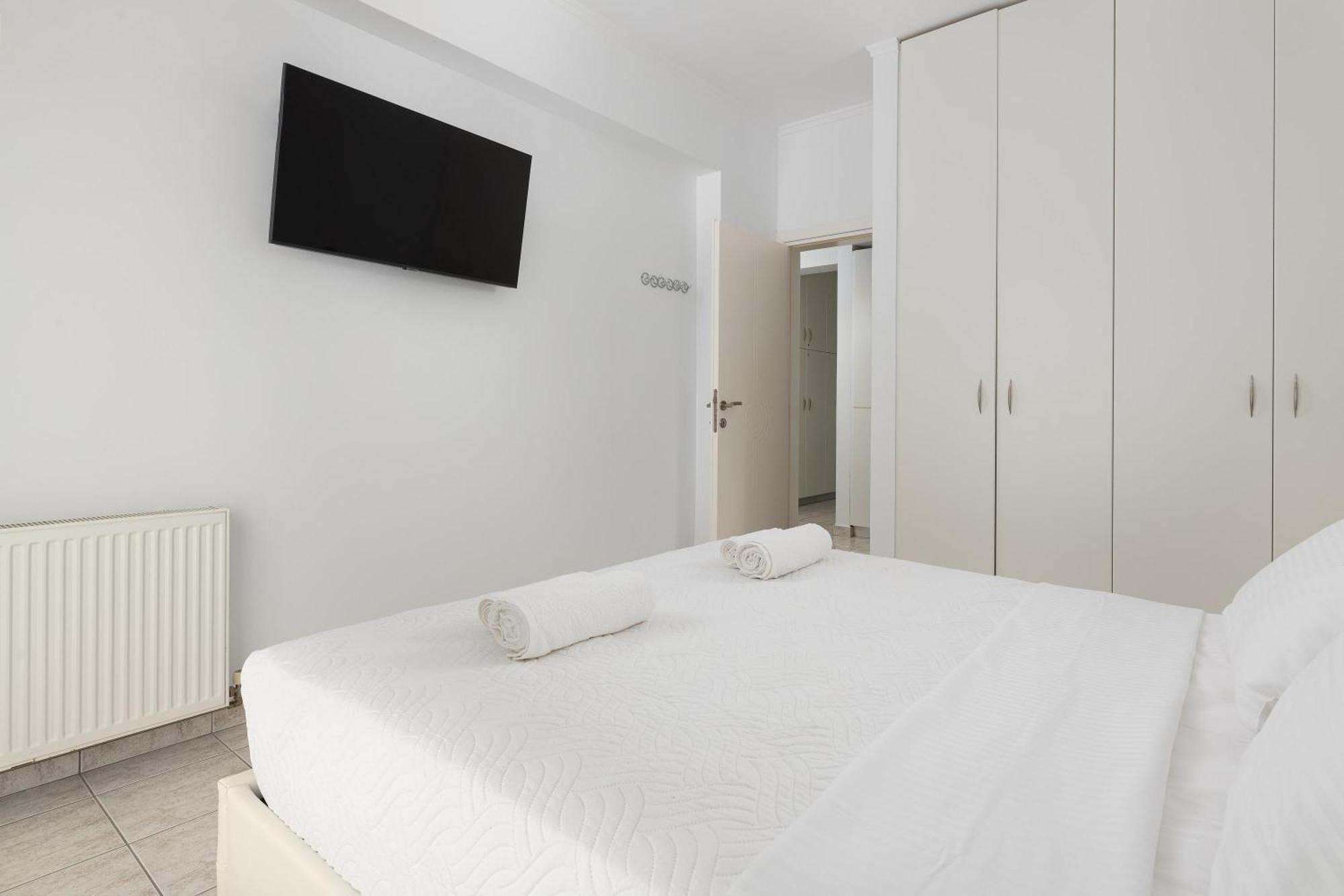 White&Blue Luxury Suites イアリソス エクステリア 写真