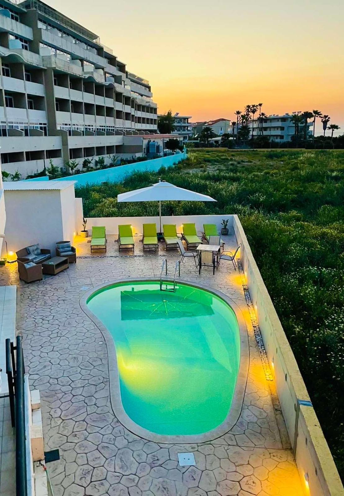 White&Blue Luxury Suites イアリソス エクステリア 写真